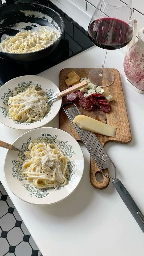 Cooking Lunch Aesthetic, Summer Dinners Aesthetic, Cooking Pasta Aesthetic, Home Cooked Meals Aesthetic, Kitchen Cooking Aesthetic, Cook Aesthetic, Cooking Date, Cooking Aesthetic, Aesthetic Dinner