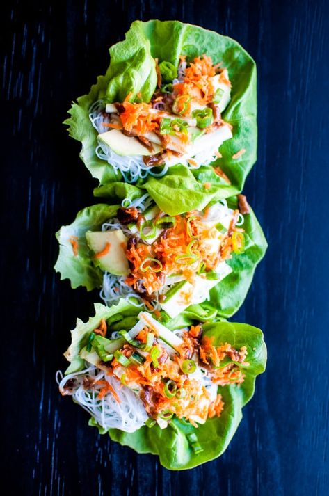 Veggie Lettuce Wraps with a Sweet Peanut Sauce - healthy, fast, and easy with avocado, vermicelli, carrots, cucumber, and spring onions Veggie Lettuce Wraps, Thai Lettuce Wraps, Salat Wraps, Vegetarian Lettuce Wraps, Lettuce Wraps Recipe, Lettuce Wrap Recipes, Spring Onions, Peanut Sauce, Lettuce Wraps