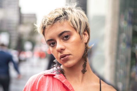 Looking for a low-maintenance hairstyle? We asked stylists what is the wixie cut, which hair types are best with a wixie, and how to style the wixie cut. Balmain Hair, Couture Hairstyles, Hair Balm, Short Hair Trends, Low Maintenance Hair, Funky Hairstyles, Hair Trend, Fashion Articles, Short Hair With Bangs