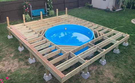 Cheap Pool Deck Ideas, Pool Area Decor, Piscina Container, Deck Decor Ideas, Pool Deck Decor, Pool Party Decor, Decks Around Pools, Small Backyard Pool, Inground Pool Landscaping