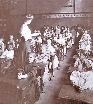 Victorian over crowded schoolhouse. Victorian Life, High School Days, Old School House, French Classroom, Victorian Photos, Vintage School, Photo Vintage, Vintage Life, Vintage Pictures