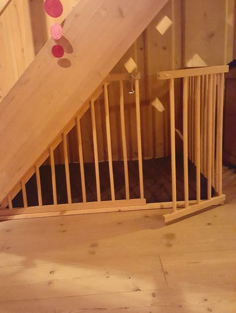 Hundebur laget av ei gammel  sprinkelseng og deler av ei bokhylle. Passelig plass under trappa i stua. Stairs Dog House, Under Stairs Dog House, Dog Bed Ideas, Dog Bedroom, Dog House Diy, Under Stairs, House Diy, Stone House, Bed Ideas