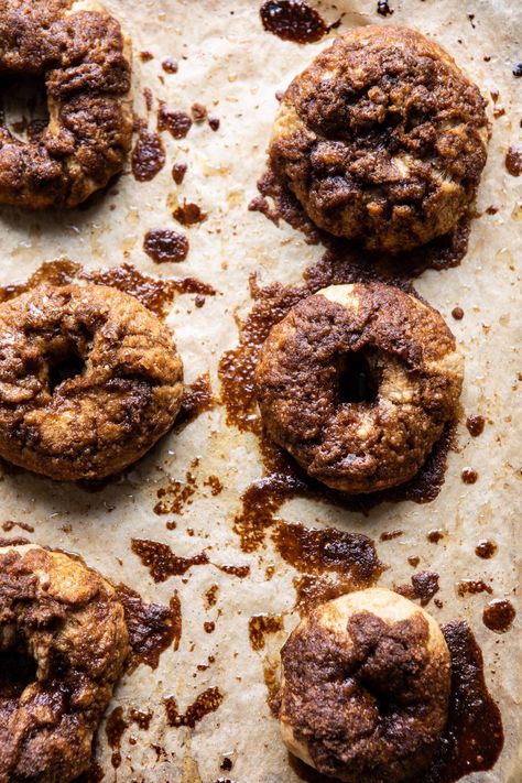 Sweet Bagel Ideas, Sweet Treats Ideas, Cinnamon Crunch Bagel, French Toast Bagel, Breakfast Food Photography, Cinnamon Bagels, Pastries Recipes, Food Photography Dessert, Baking Photography