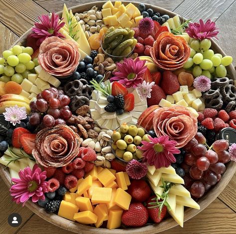 Hand Snacks Parties, Large Circle Charcuterie Board, Sunflower Charcuterie Board, Forest Masquerade, Pretty Charcuterie Board, Charcuterie Board Ideas Simple, Charcuterie Art, Charcuterie Board Themes, Charcuterie Board Easy