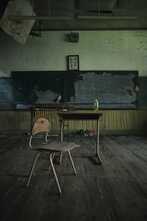 Horror School Background, Horror Classroom, Background Genshin, Abandoned Classroom, Horror Atmosphere, Ghost School, Abandoned School, Classroom Background, Horror Photography