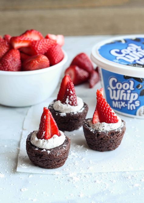 Mini Brownie Bites - Delicious Made Easy Goodies Recipes, Strawberry Brownie, Mini Brownie Bites, Strawberry Bites, Pizza Sugar Cookie, Cream And Strawberries, Desserts With Few Ingredients, Strawberry Brownies, Tin Recipes