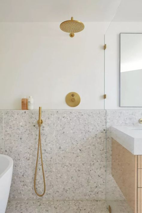 43 Walk-in Shower Ideas That Are Sleek and Accessible Terrazzo Floor Bathroom, Beautiful Small Bathrooms, Tile Layout, Small Showers, Shower Niche, Interior Design Photos, Terrazzo Flooring, Large Bathrooms, Bathroom Designs