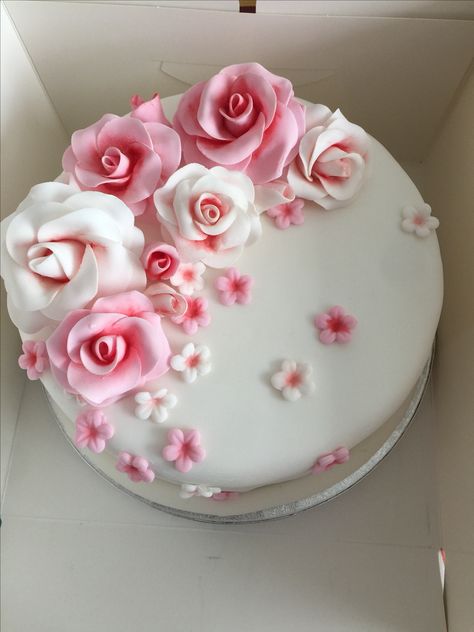 Pink sugar flowers on fondant Fondant Cakes Flowers, Pink Fondant Cake, White Fondant Cake, Kue Fondant, Flower Cake Design, Pinterest Cake, Fondant Flower Cake, 80 Birthday Cake, Birthday Cake With Flowers