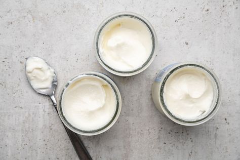 French-style yogurt is thick and creamy with a slight tang and sweetness. Unlike other yogurts, it is made in individual small jars where it sets. Small Batch Yogurt, Ways To Use Plain Yogurt, Homemade French Style Yogurt, Homemade Yogurt Without Starter, Vegan Yogurt Recipe, Homemade Yogurt Recipes, Make Your Own Yogurt, Probiotic Yogurt, Yogurt Makers