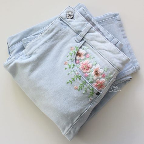 Light Color Jeans, Painted Clothes Diy, Clothes Embroidery Diy, Flower Jeans, Flower Pants, Hand Embroidery Patterns Flowers, Handmade Embroidery Designs, Hand Work Embroidery, Embroidery Patterns Vintage