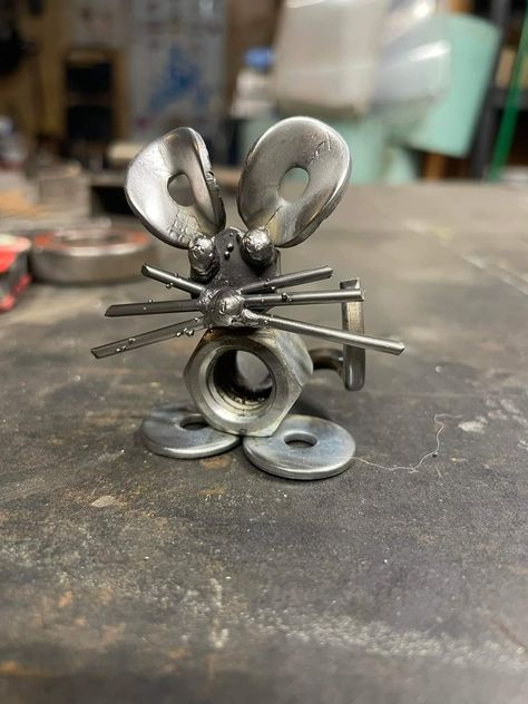 Easy Metal Art, Small Scrap Metal Art, Simple Metalwork Projects, Easy Metal Projects, Welding Projects For Girlfriend, Things To Weld, Simple Welding Projects, Welded Animals, Beginner Welding Projects