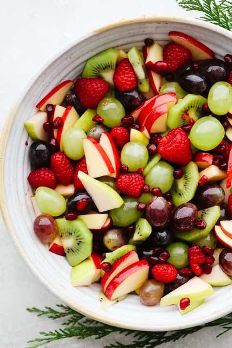 Christmas Fruit Salad Christmas Lunch Menu, Christmas Fruit Salad, Perfect Salad Recipe, Salads For Kids, Holiday Fruit, Side Salads, Christmas Side, Fruit Salad Recipe, Christmas Salads