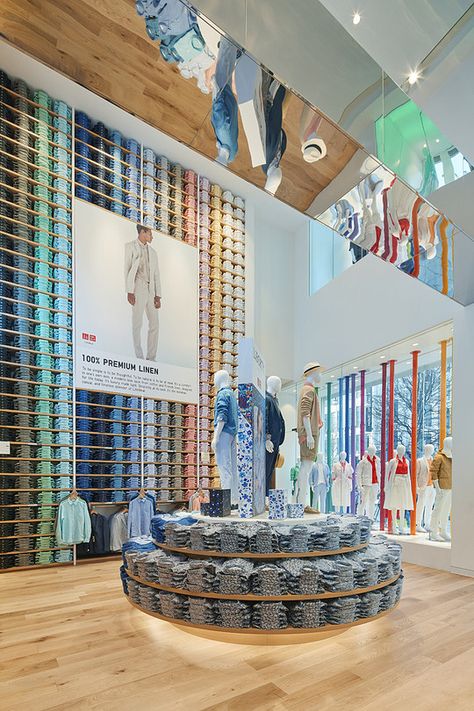 Uniqlo Store Interior, Retail Layout, Retail Store Layout, Store Display Design, Fashion Window Display, Design Color Trends, Uniqlo Store, Retail Store Interior Design, Retail Store Display