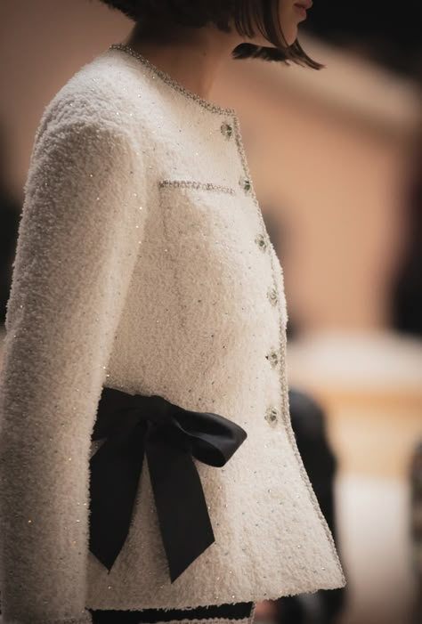 Spring-summer 2022 Haute Couture Show - Look 18 — Fashion | CHANEL Chanel Formal Outfit, Chanel Haute Couture Dress, Chanel Spring 2022, Chanel Tweed Jacket, Boutique Names, Chanel Outfit, Mode Chanel, Chanel Dress, Chanel Jacket