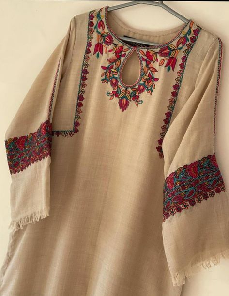 Pheran Designs Kashmiri Women, Winter Outfits Traditional, Phiran Designs, Pheran Kashmiri Dress Design, Kashmiri Dress Designs, Kashmiri Embroidery Suits Design, Kashmiri Kurti Design, Woolen Suits Women Indian, Kashmiri Pheran Designs