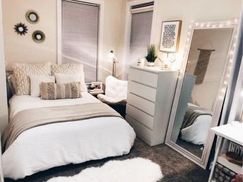 college apartment bedroom decorations College Bedroom Apartment, Dekorasi Kamar Tidur, Apartment Bedroom, College Apartment, Teen Bedroom Decor, Diy Home Decor Bedroom, Girl Bedroom Decor, Small Room Bedroom, Room Inspiration Bedroom