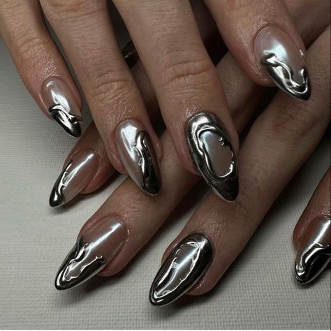 Metallic Nails With Rhinestones, Melted Silver Nails, Metallic Nail Art Designs, Chrome Nails Art Designs, Liquid Silver Nails, Melted Chrome Nails, Nails Silver Black, Silver Grey Nails, Silver Drip Nails