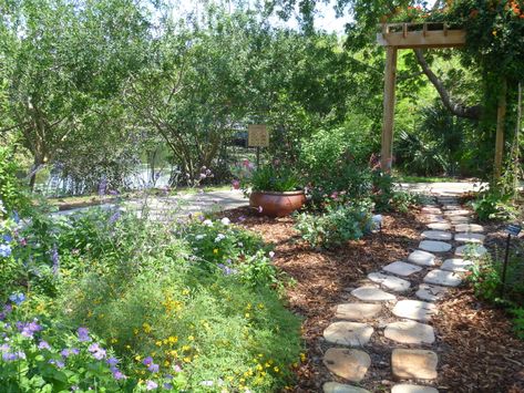 Cottage Backyard, Florida Cottage, Florida Landscaping, Fine Gardening, Garden Architecture, Backyard Inspiration, Garden Pathway, Landscaping Tips, Backyard Makeover