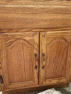 Cleaning Wooden Cabinets, Restore Wood Furniture, Diy Kitchen Cabinets Makeover, Stained Kitchen Cabinets, Update Kitchen Cabinets, Honey Oak Cabinets, Cleaning Cabinets, Clean Kitchen Cabinets, Staining Cabinets