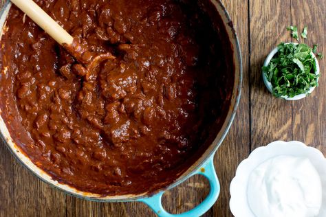 Cocoa powder and semisweet chocolate lend darkness and depth to this hearty chili, rounded out with the complex bitterness of chocolate stout beer. Plum Chutney Recipes, Plum Chutney, Cincinnati Chili, Bean Chili Recipe, Bean Chilli, Hearty Chili, Dinner Club, Bean Chili, Club Ideas