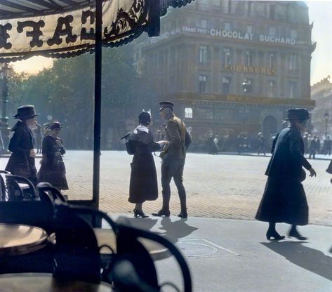 Paris c.1900s, autochrome. Follies Bergere, Autochrome Photography, Paris History, Paris 1900, Best Vacation Destinations, Vintage France, Old Paris, Paris Vintage, Vintage Paris