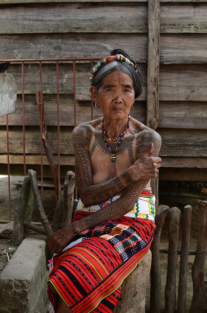 Whang-od, Last Kalinga Tattoo Artist from Philippines! Whang Od, Tattoo Beach, Tattoo Son, Filipino Tattoos, Filipino Art, Beach Tattoo, Filipino Culture, Old Tattoos, Painting Portrait