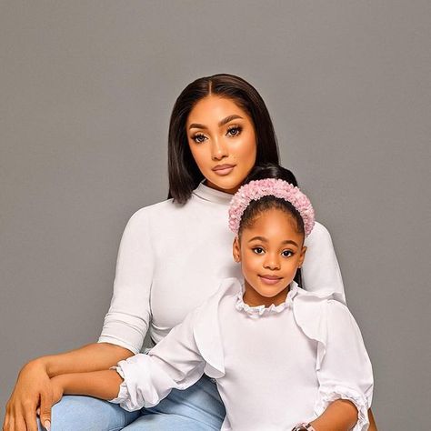 Mommy And Daughter Poses, Mommy Photoshoot, Mother And Daughter Photoshoot, Daughter Fashion, Daughter Photoshoot, Mother Daughter Photoshoot, Black Love Quotes, Black Motherhood, Mom Daughter Outfits