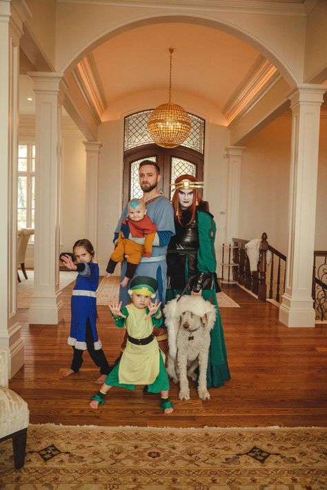 #familycostumeideas #familyhalloweencostumes #groupcostume #avatarthelastairbender #avatar #halloween #halloweencostume Cosplay Family Ideas, Studio Ghibli Family Costume, Avatar The Last Airbender Family Costume, Anime Family Costumes, Avatar Family Costume, Avatar Costumes The Last Airbender, Family Cosplay Ideas, Avatar The Last Airbender Costumes, Last Airbender Costume