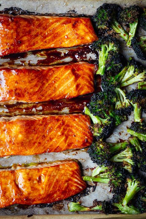 Sheet Pan Teriyaki Salmon - This easy teriyaki marinade (with only 4 ingredients) lets you have a healthy dinner with salmon and broccoli all in one pan. Baked Teriyaki Salmon, Salmon Teriyaki Recipe, Baked Salmon Recipe, Bbq Salmon, Salmon And Broccoli, Salmon Soy Sauce, Teriyaki Recipe, Marinated Salmon, Recipetin Eats