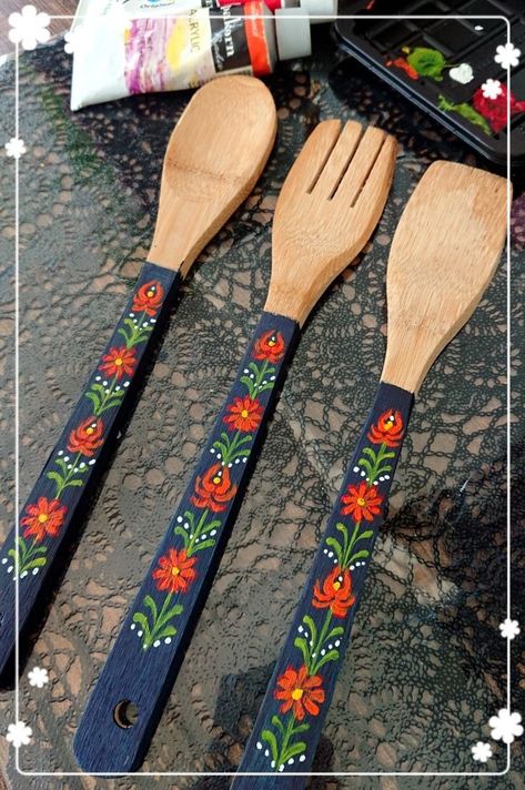 Painted Wood Spoons, Wooden Spoon Painting, Painted Wooden Spoons, Wooden Spoon Crafts, Painted Gifts, Painted Spoons, Spoon Crafts, Spoon Art, Folk Art Flowers