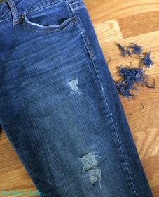 Diy Jean Distressing, How To Make Distressed Jeans, How To Distress Jeans Diy, Diy Ripped Jeans Easy, Distressing Jeans Diy, How To Fade Jeans, Diy Distressed Jeans Tutorial, Distressed Jeans Diy, Diy Ripped Jeans Tutorial