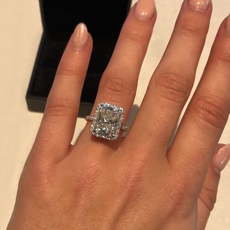 Estilo Blair Waldorf, Jean Dousset, Big Wedding Rings, Big Engagement Rings, Dream Wedding Ring, Engagement Ring Women, Cute Engagement Rings, Expensive Jewelry Luxury, Future Engagement Rings