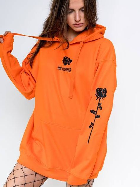 Women hoodie outfits (20) Hoodie Dress Outfit, Shirt Over Hoodie Outfit, Women Hoodie Outfit, How To Wear Hoodies, Oversized Hoodie Outfit, Fashion Slogans, Hoodie Outfits, Mode Chanel, Trendy Hoodies