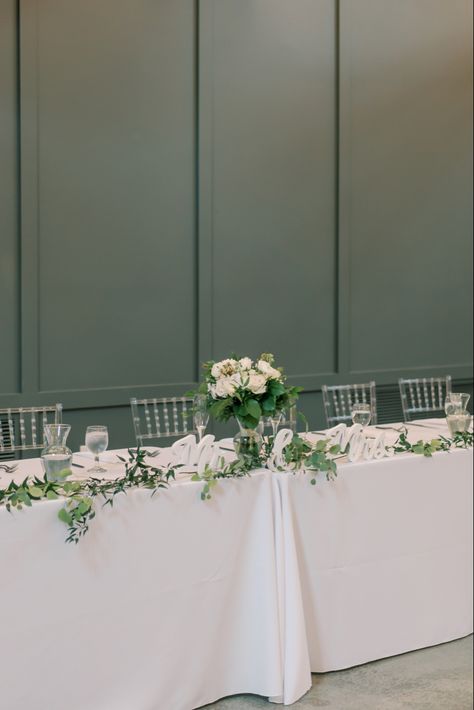 Simple Head Table Decor, Wedding Head Table Ideas Simple, Simple Head Table Wedding, Head Table Wedding Decorations Simple, Wedding Party Head Table, Head Table Florals, Wedding Head Table Decor, Main Table Wedding, Head Table Wedding Decorations