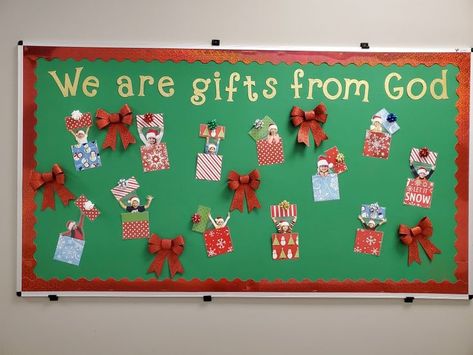 Christmas Sunday School, Christmas Bulletin Boards, Classroom Christmas Decorations, Christmas Classroom Door, Sunday School Classroom, Christmas Bulletin Board, Christmas Bulletin, Preschool Christmas Crafts, Christmas Kindergarten