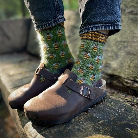 Charlotte Stone on Instagram: "Here are my ‘dreaming of Autumn and cooler days’ version of the Bee-autiful socks.🐝🌲🍂I think they pair perfectly with my Birkenstock clogs. Thank you so much for your support for these little bee socks. I hope you love making them too!✨ . Pattern: Bee-autiful socks pattern, available on Ravelry and Etsy with 20% off for a short time only. Code BEE on Ravelry.🐝 (Pattern not included in my sock books.🤩) . #stoneknits #beeautifulsocks #colorworksocks #sockknittersofinstagram #sockknitting #sockenstricken #knittersofinstagram #knitstagram #handknitsocks" Bee Socks, Bee Sock, Charlotte Stone, Birkenstock Clogs, Ravelry Knitting, Heart Socks, Work Socks, Wrap Shorts, Hand Knit Socks