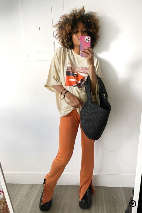 Retro Flared Pants Outfit, Orange Flares Outfit, Orange Flare Leggings Outfit, Colorful Flare Pants Outfit, Outfit With Orange Pants, Orange Courderoy Pants Outfits, Orange Flare Pants Outfit, Orange Pants Outfit Fall, How To Style Orange Pants