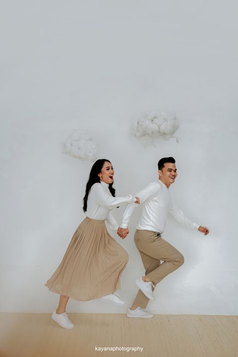 Prenup Couple Outfit, Studio Prenup Outfit Ideas, Pre Nup Attire Ideas, Korean Prenup Outfit, Bridesmaid Prenup Outfit, Coffee Shop Prenup Outfit Ideas, Studio Prenup Shoot Ideas Philippines, Pre Nup Photoshoot Photo Ideas, Prenup Photoshoot Ideas Casual