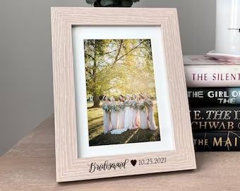 EverydayCalligraphy | Etsy Personalized Bridesmaid Picture Frame Sister Of The Groom, Photo Frame Gift, Bridesmaids Photos, Etsy Wedding Favors, Personalised Frames, Engraved Wedding, Bridal Party Gifts, The Groom, Sentimental Gifts