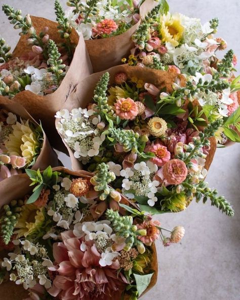 LIGHT ME UP on Tumblr Flower Farm Aesthetic, Dahlia Wedding Bouquets, Fleur Aesthetic, Flower Recipes, Farmers Market Flowers, Bouquet Recipe, Colorful Wedding Bouquet, Flower Boquet, Flower Shop Design