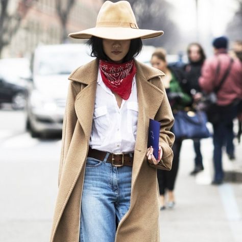 Bandana Scarf Outfit, Bandana Neck Scarf, Bandana Outfit, Camel Coat Outfit, Street Style Bags, Milan Fashion Week Street Style, Scarf Outfit, Fashion Week 2015, Bandana Styles