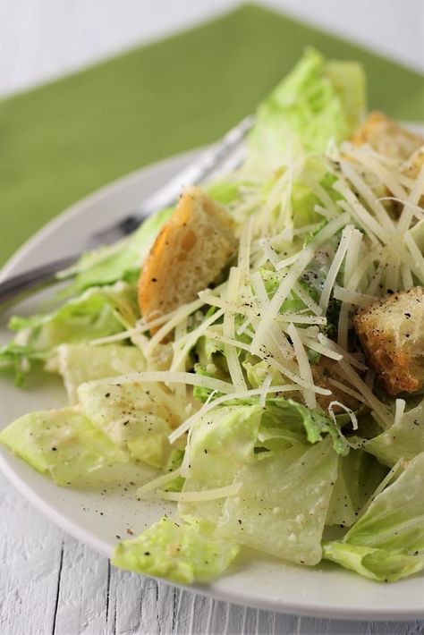 Cheese Croutons, Classic Caesar Salad, Caesar Salad Recipe, Vegetarian Protein, Croutons Homemade, Romaine Lettuce Salad, Homemade Dressing, Lettuce Salad, Romaine Lettuce