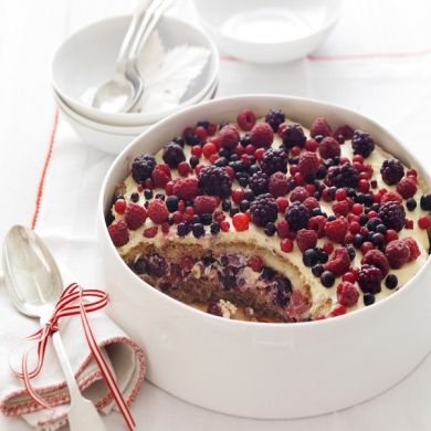 Mixed Berry Tiramisu Mixed Berry Recipes, Berry Tiramisu, Cherry Cheesecake Recipe, Resep Brownies, Tiramisu Recipe, Berries Recipes, Mixed Berries, Eat Dessert First, Pudding Recipes