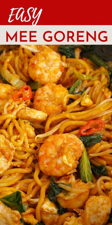 A skillet filled with prawn/shrimp stir fry, stir-fried noodles and beansprouts topped with sliced chili. Mee Goreng Recipe, Recipe With Egg Noodles, Mie Goreng Recipe, Sweet Soy Sauce Recipe, Prawn Noodle Recipes, Stir Fry Noodles Recipe, Mee Goreng, Chicken Casserole Dinners, Asian Noodle Dishes