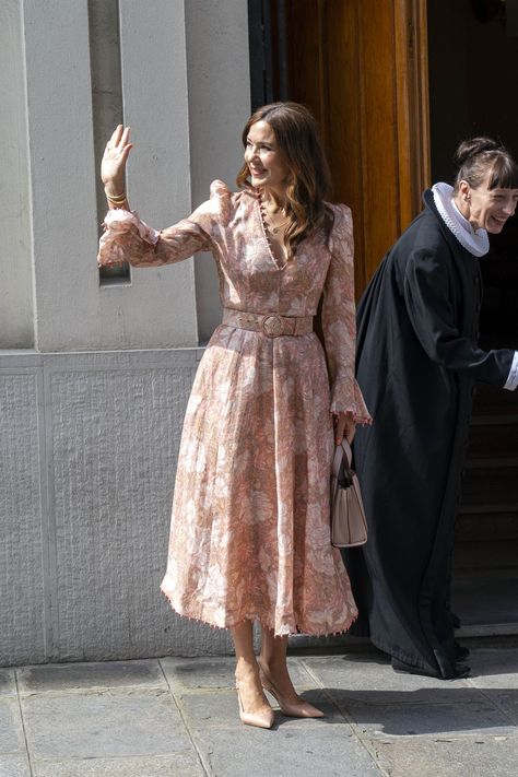 Classy Work Attire, Jennifer Lawrence Style, Princess Isabella, Royalty Fashion, Prince Frederick, Princess Marie Of Denmark, Royal Portraits, Fashion Dresses Formal, Church Attire