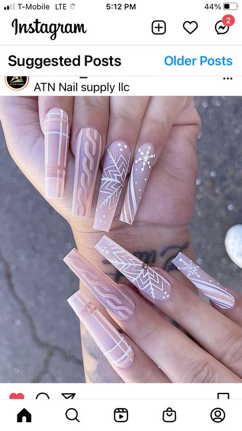 Sweater Nails Stiletto, Pink Christmas Nails Stiletto, Winter Sweater Nail Designs, Xl Long Acrylic Nails Christmas, Snowflake Stiletto Nails, Pink Christmas Nails 2022, Long Christmas Nails 2022, Christmas Sweater Nails, Gold Acrylic Nails