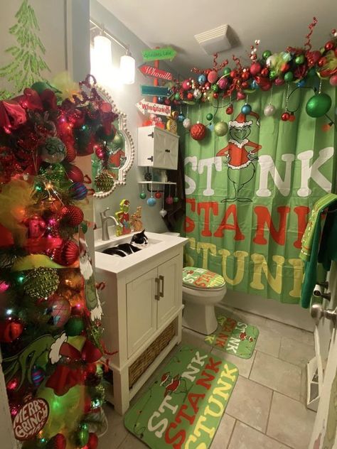 The Grinch Bathroom Decor, Grinch Christmas Decorations Bedroom, Grinch Christmas Living Room, Grinch Bathroom Decor Ideas, The Grinch Christmas Decor, Grinch Room Decor, Grinch Bathroom Ideas, Grinch Living Room, Grinch Living Room Decor