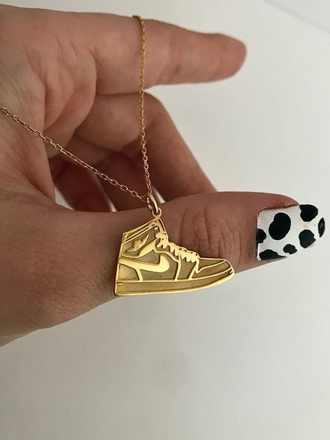 Sneaker Necklace, Hand Jewelry Rings, Cute Friendship Bracelets, Cute Nike Outfits, Expensive Jewelry Luxury, Best Friend Jewelry, Jewelry Fashion Trends, Girly Accessories, Expensive Jewelry