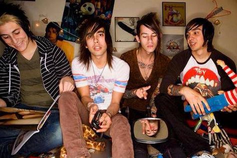 Young Pierce The Veil. #LookAtVic and #WhatTheHeckIsJaimeReading Pierce The Veil Vic, Vic Ptv, Jaime Preciado, Tony Perry, Kellin Quinn, Sleeping With Sirens, Rawr Xd, Pierce The Veil, Emo Bands