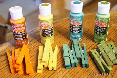 Dyed Glitter Clothespins Cheer Clothespins Ideas, Dye Clothespins, Painted Clothes Pins, Clothespin Crafts Christmas, Reuse Old Clothes, Clothespin Diy Crafts, Clothespins Diy, Wooden Clothespin Crafts, Clothespin Art